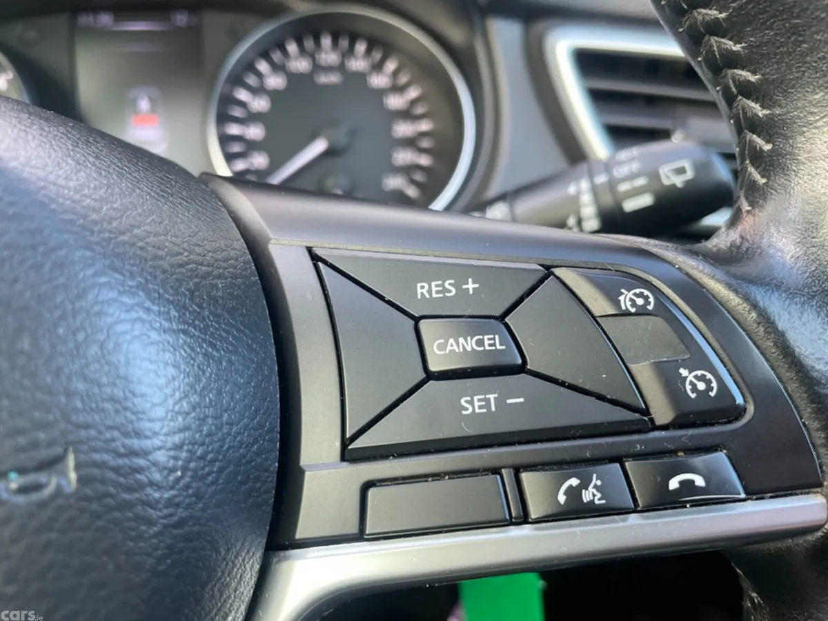 Nissan Qashqai MPV, Diesel, 2019, Red