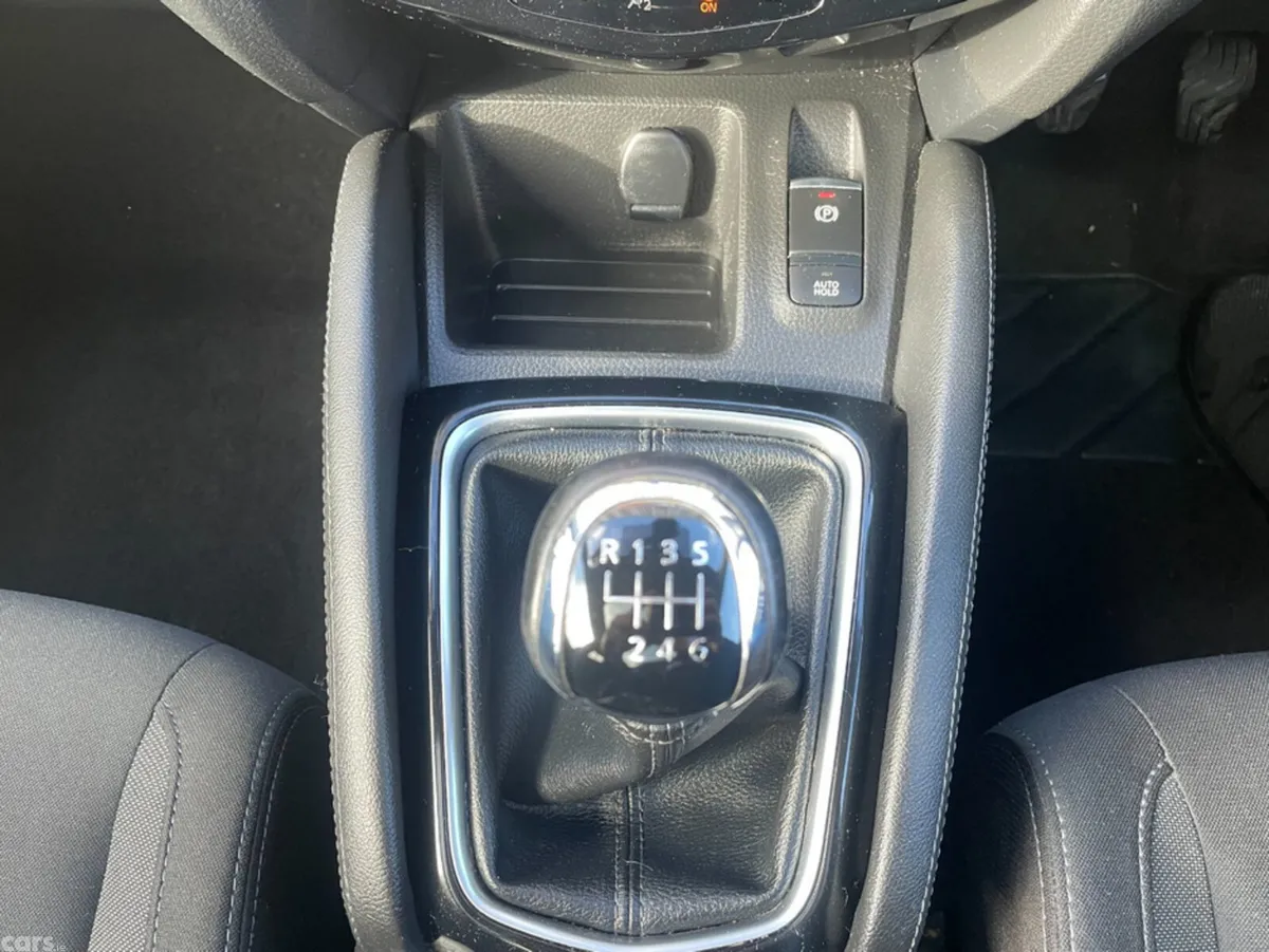 Nissan Qashqai MPV, Diesel, 2019, Red