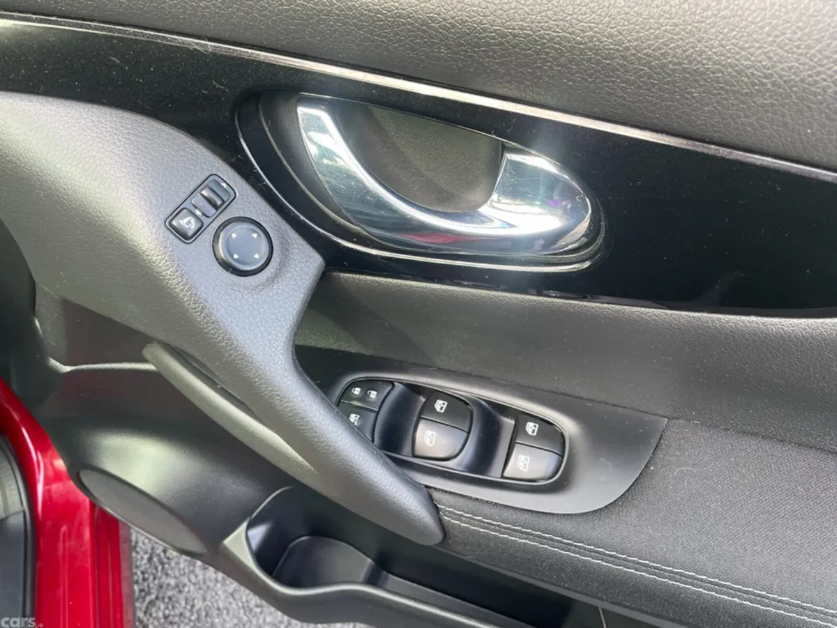 Nissan Qashqai MPV, Diesel, 2019, Red