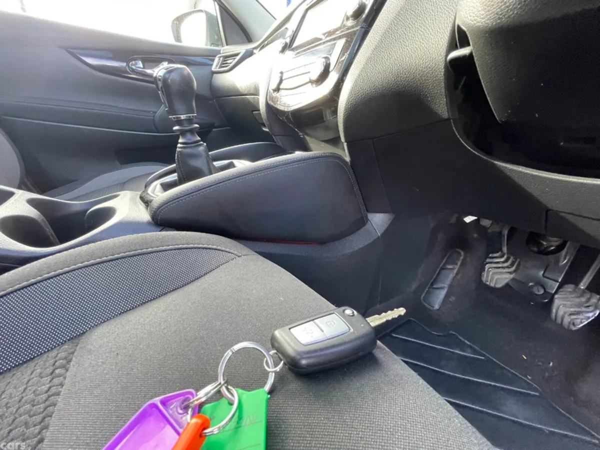 Nissan Qashqai MPV, Diesel, 2019, Red
