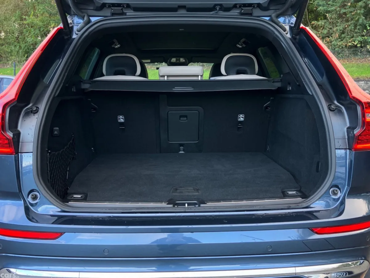 Volvo XC60 SUV, Petrol Plug-in Hybrid, 2025, Blue