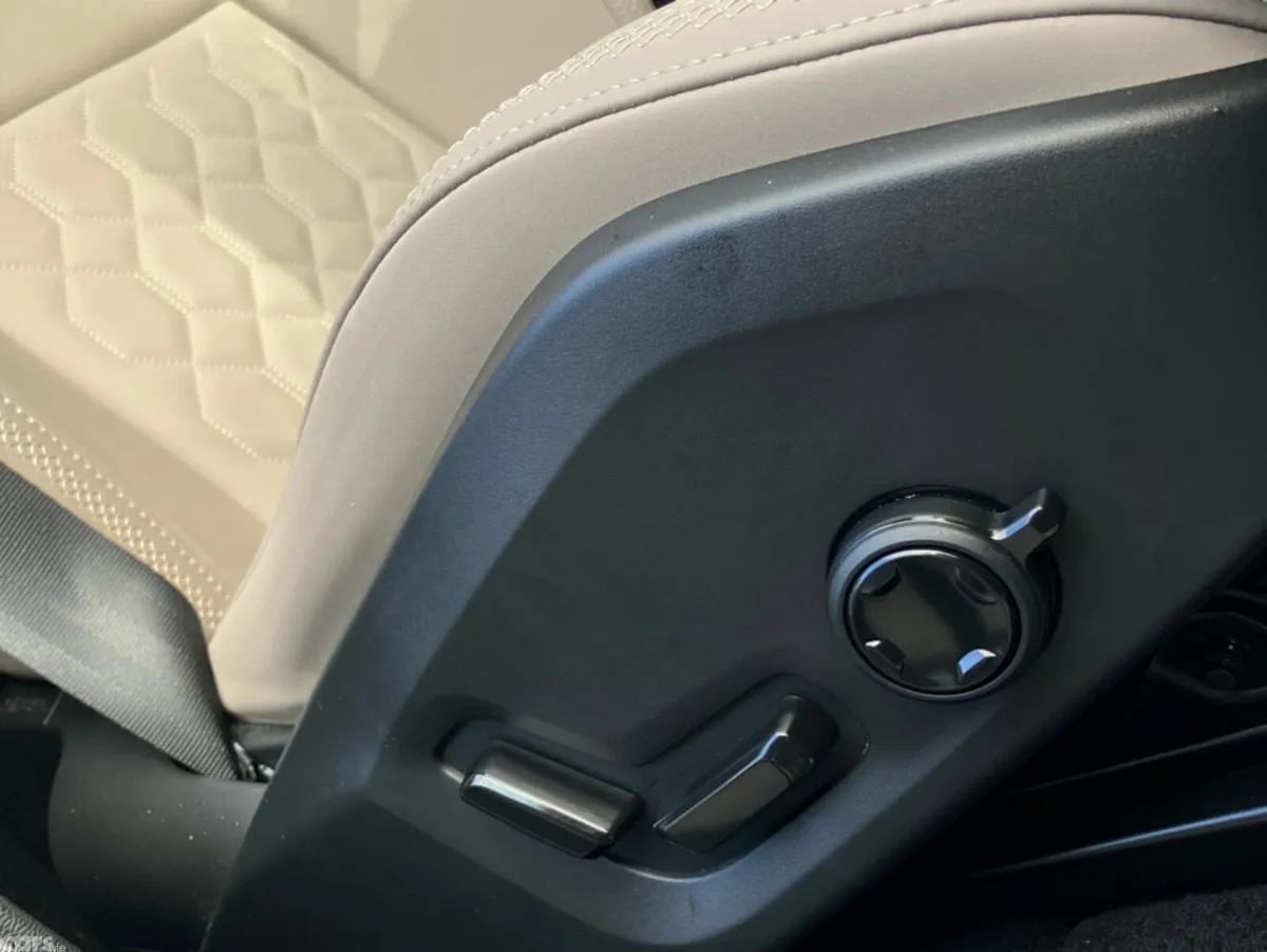 Volvo XC60 SUV, Petrol Plug-in Hybrid, 2025, Blue