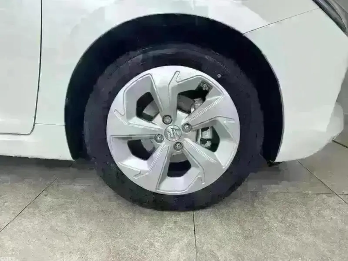 Suzuki Swift Hatchback, Petrol Hybrid, 2025, White