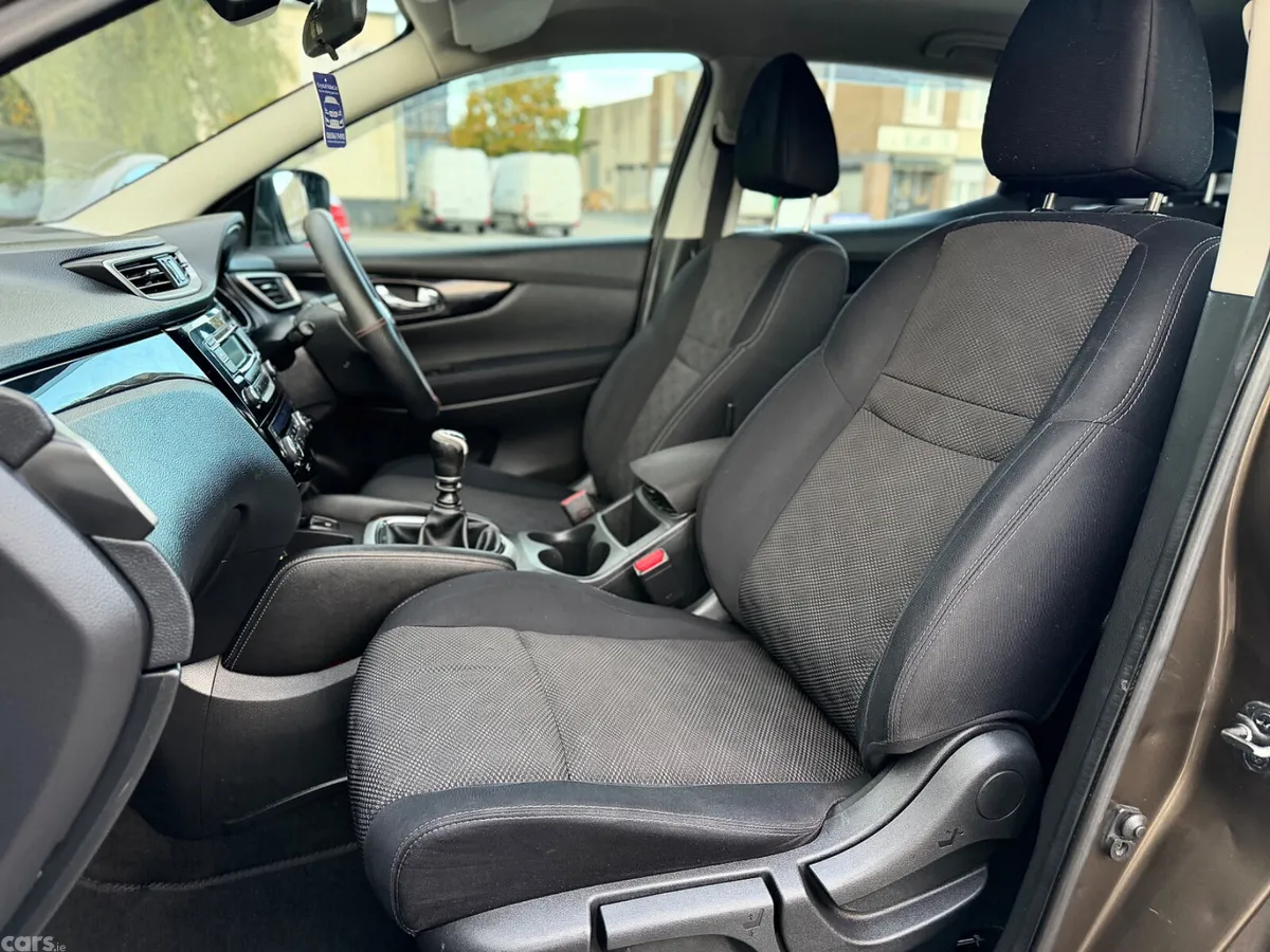 Nissan Qashqai Hatchback, Diesel, 2015, Brown
