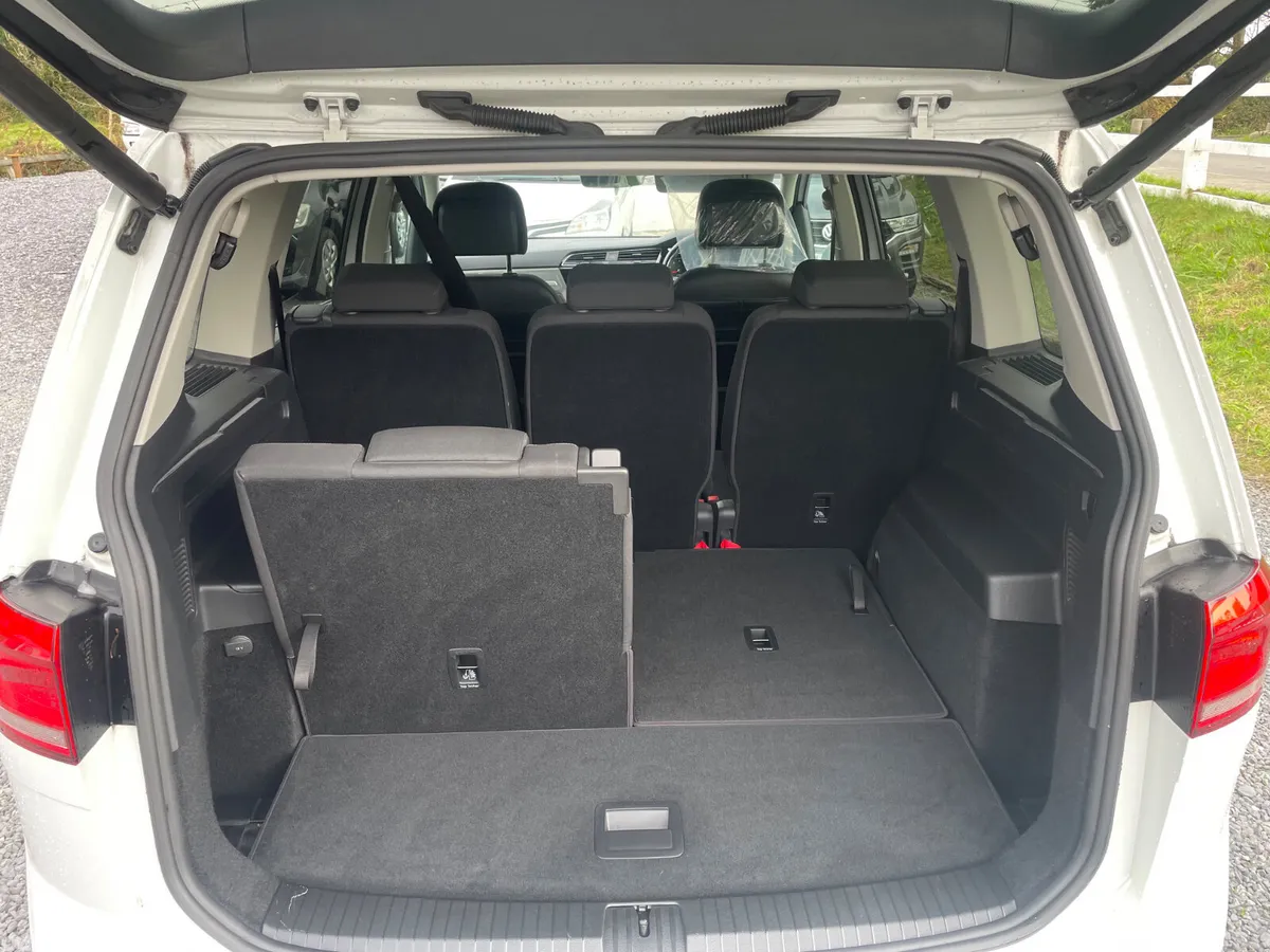 Volkswagen Touran MPV, Petrol, 2017, White