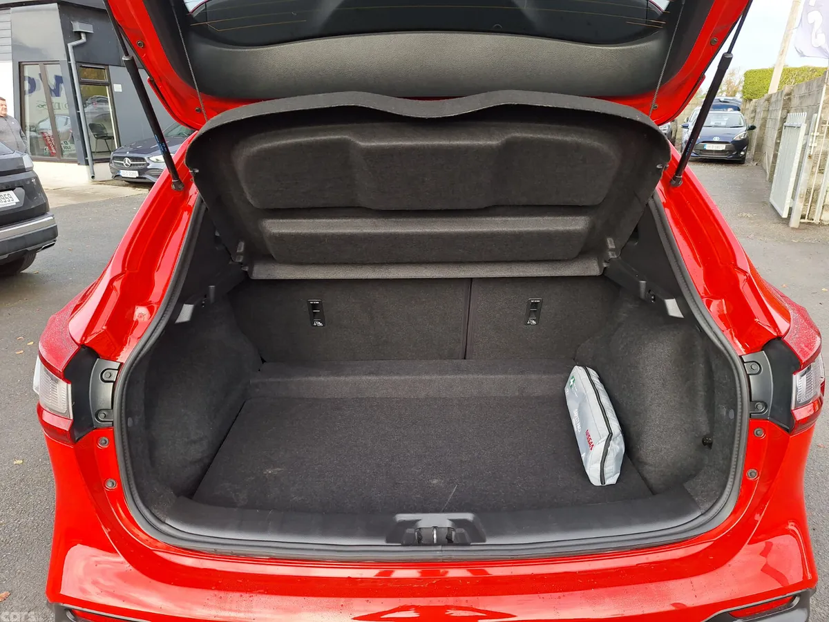 Nissan Qashqai MPV, Diesel, 2020, Red