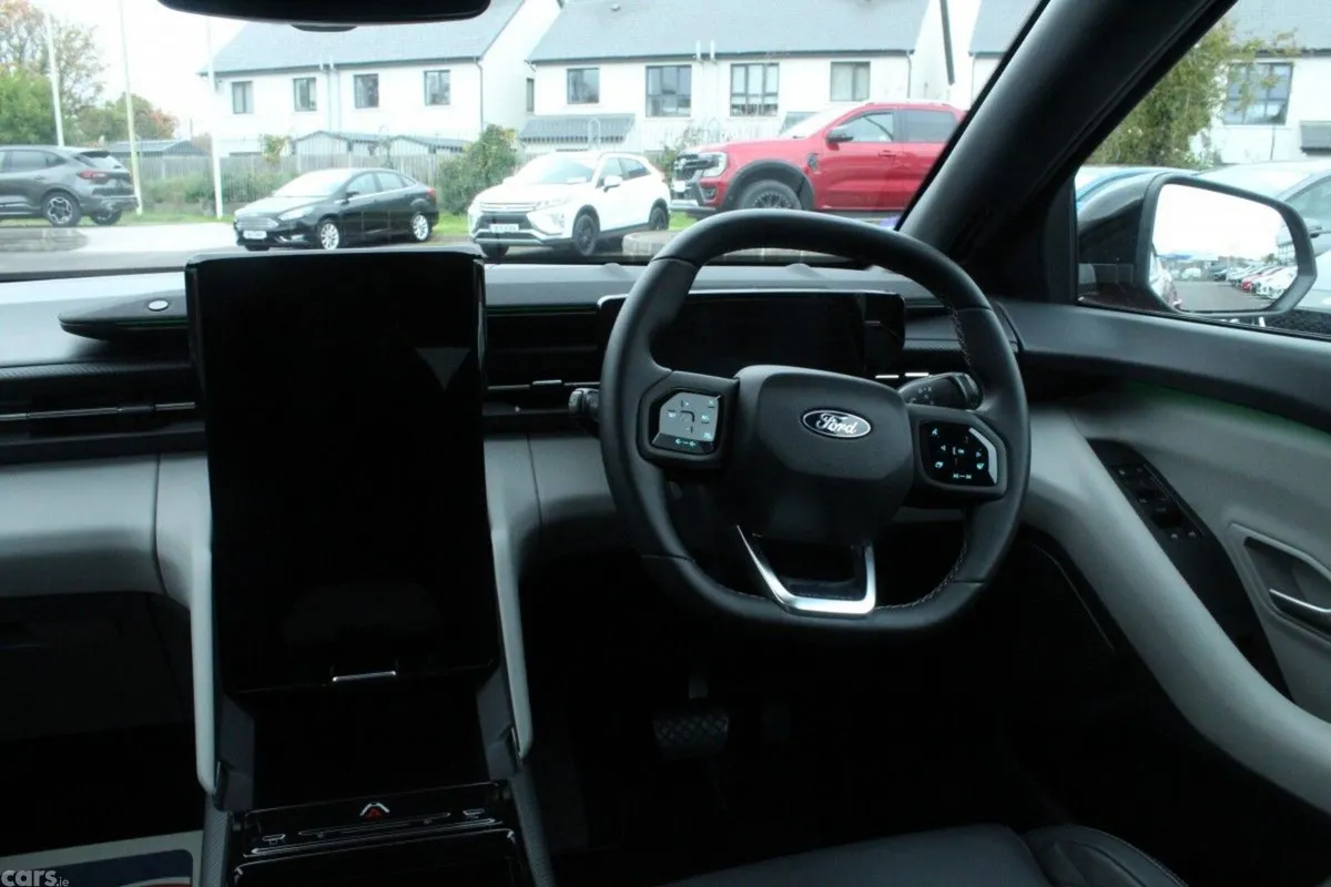 Ford Explorer MPV, Electric, 2026, Red