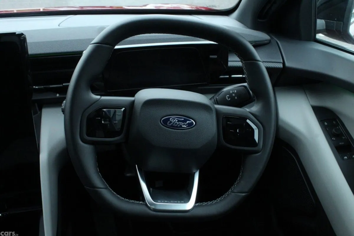 Ford Explorer MPV, Electric, 2026, Red