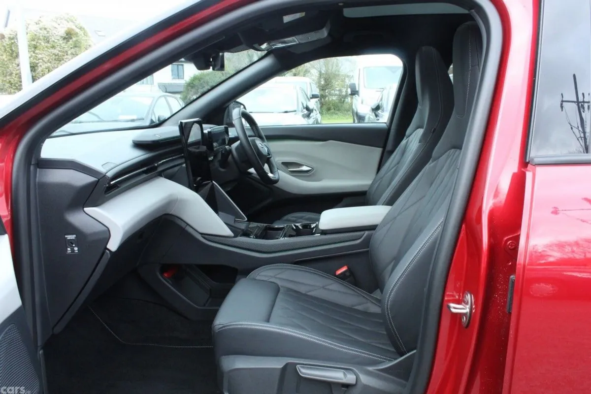 Ford Explorer MPV, Electric, 2026, Red