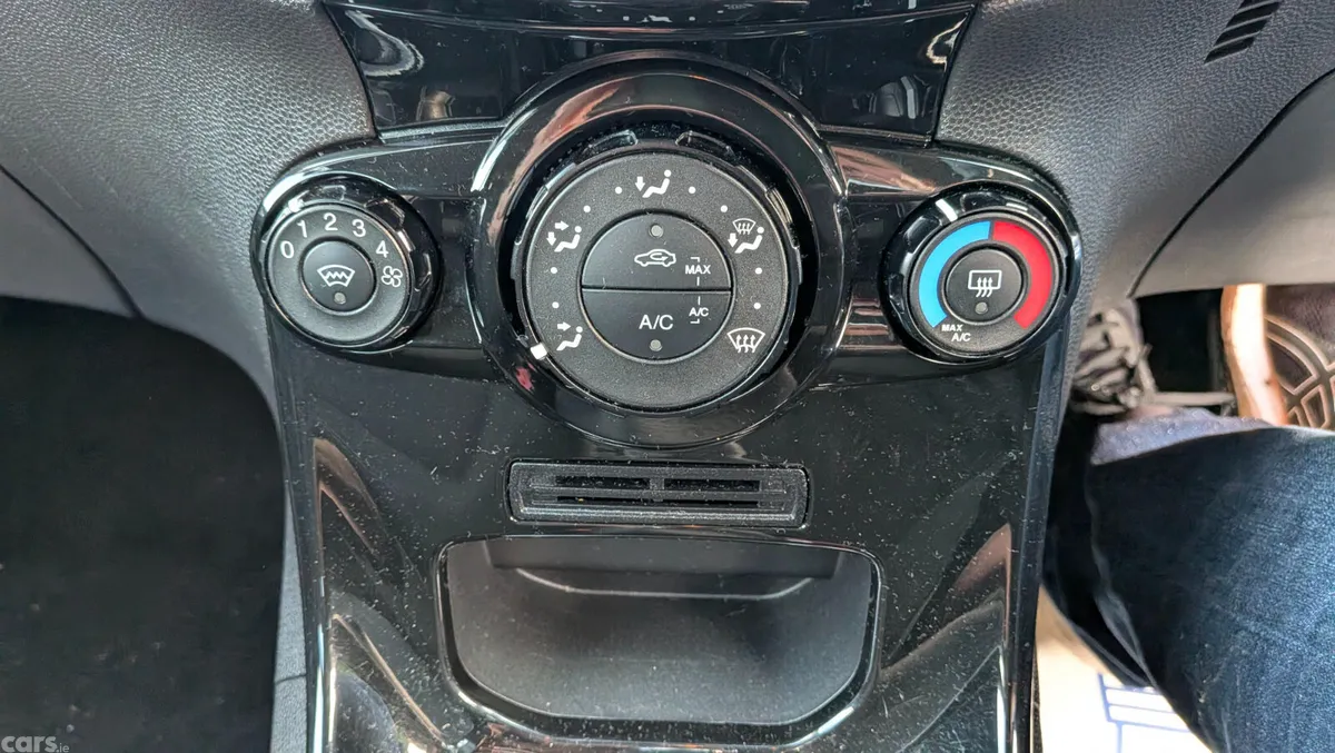 Ford Fiesta Hatchback, Petrol, 2015, White