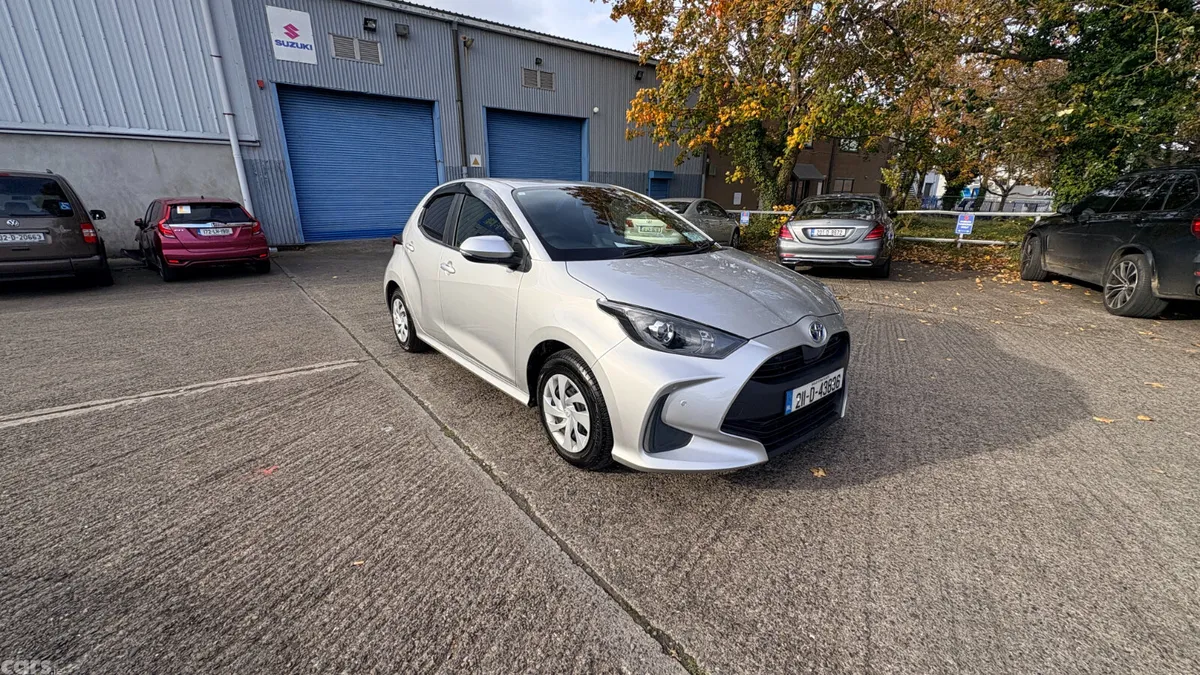 Toyota Yaris Hatchback, Petrol Hybrid, 2021, Silver