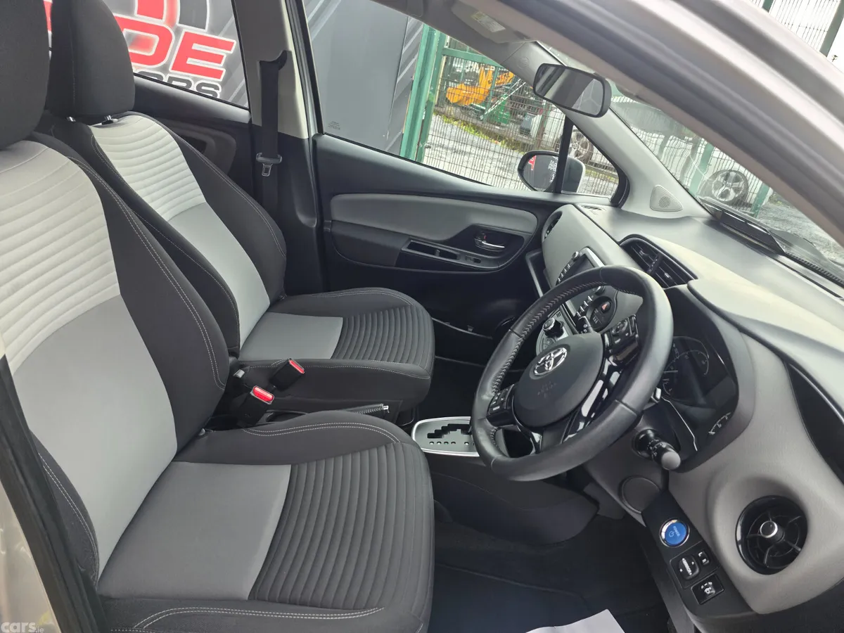 Toyota Yaris MPV, Petrol Hybrid, 2018, Grey