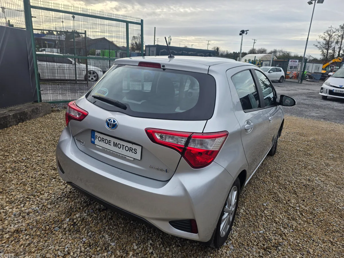 Toyota Yaris MPV, Petrol Hybrid, 2018, Grey