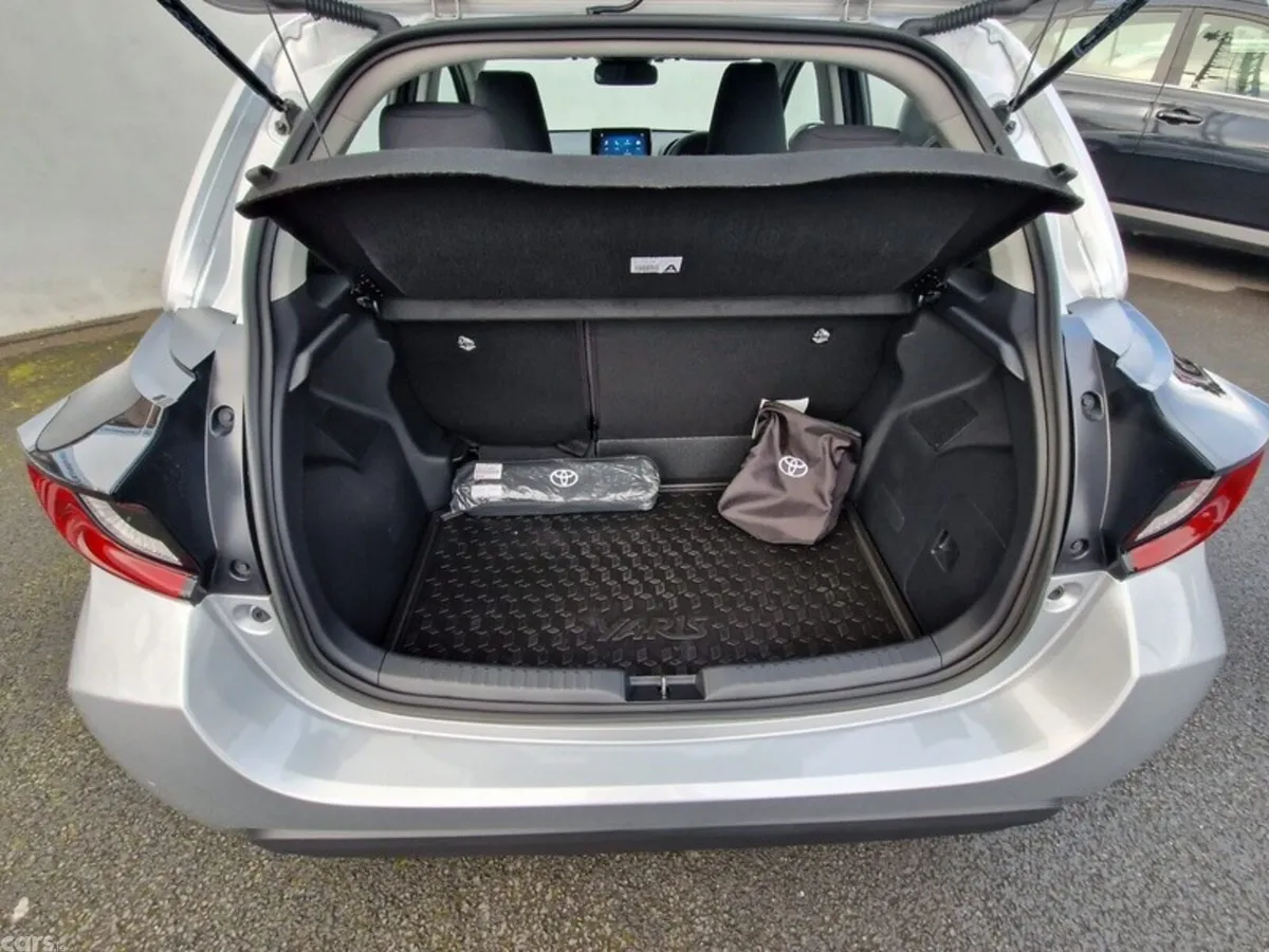 Toyota Yaris Hatchback, Petrol Hybrid, 2023, Silver