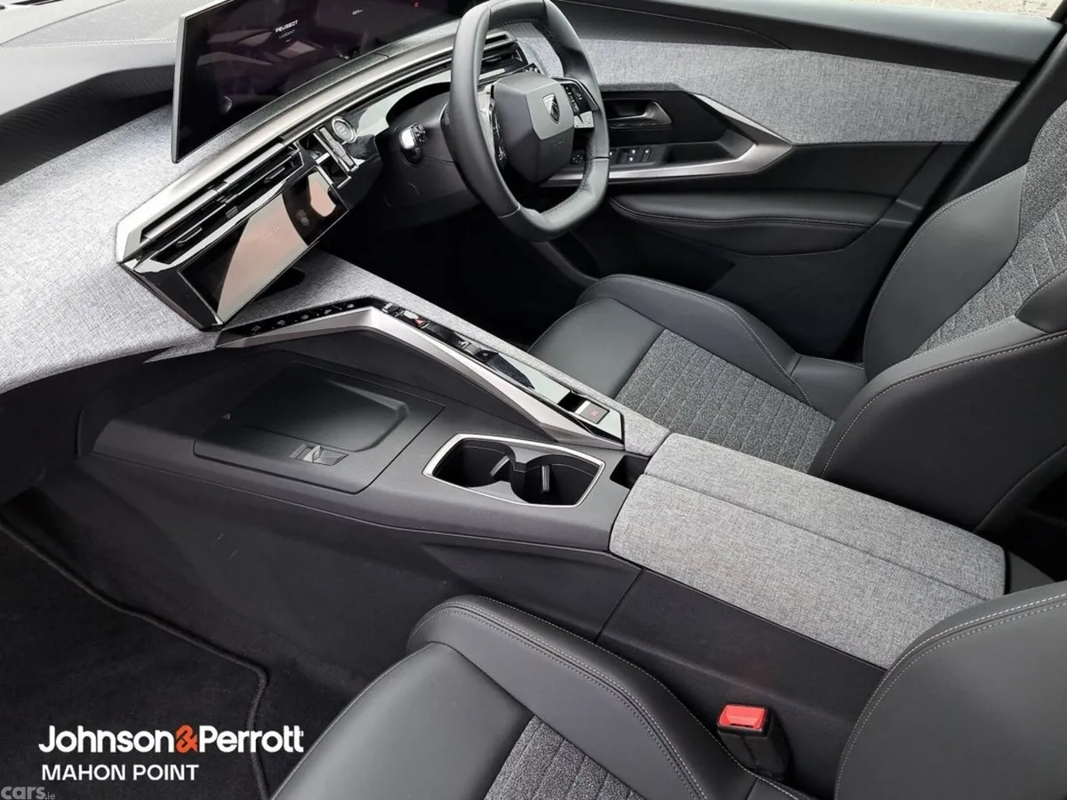 Peugeot 5008 MPV, Petrol, 2026, Black