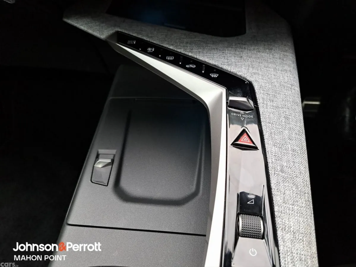 Peugeot 5008 MPV, Petrol, 2026, Black