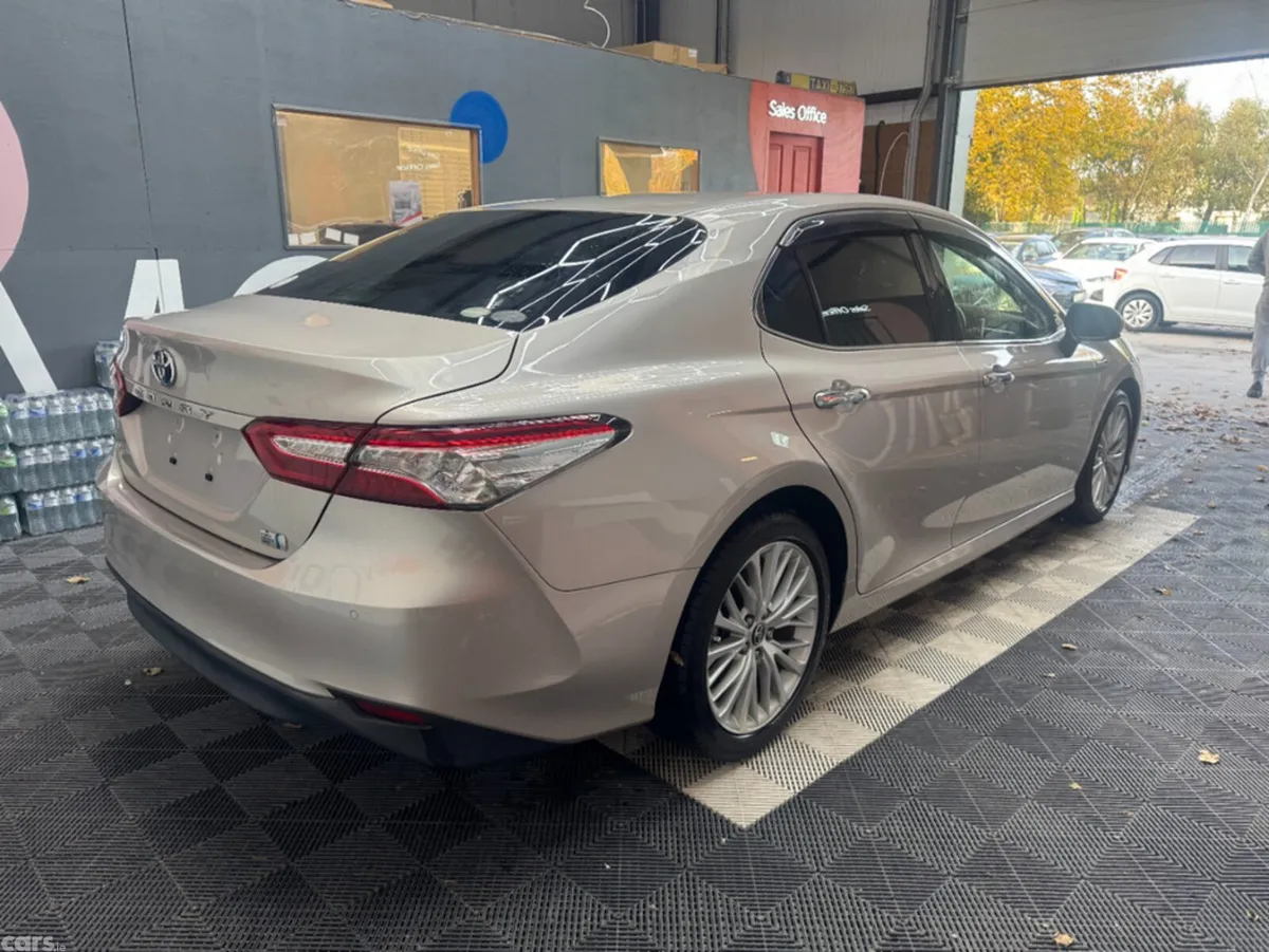 Toyota Camry Saloon, Petrol Hybrid, 2018, Silver