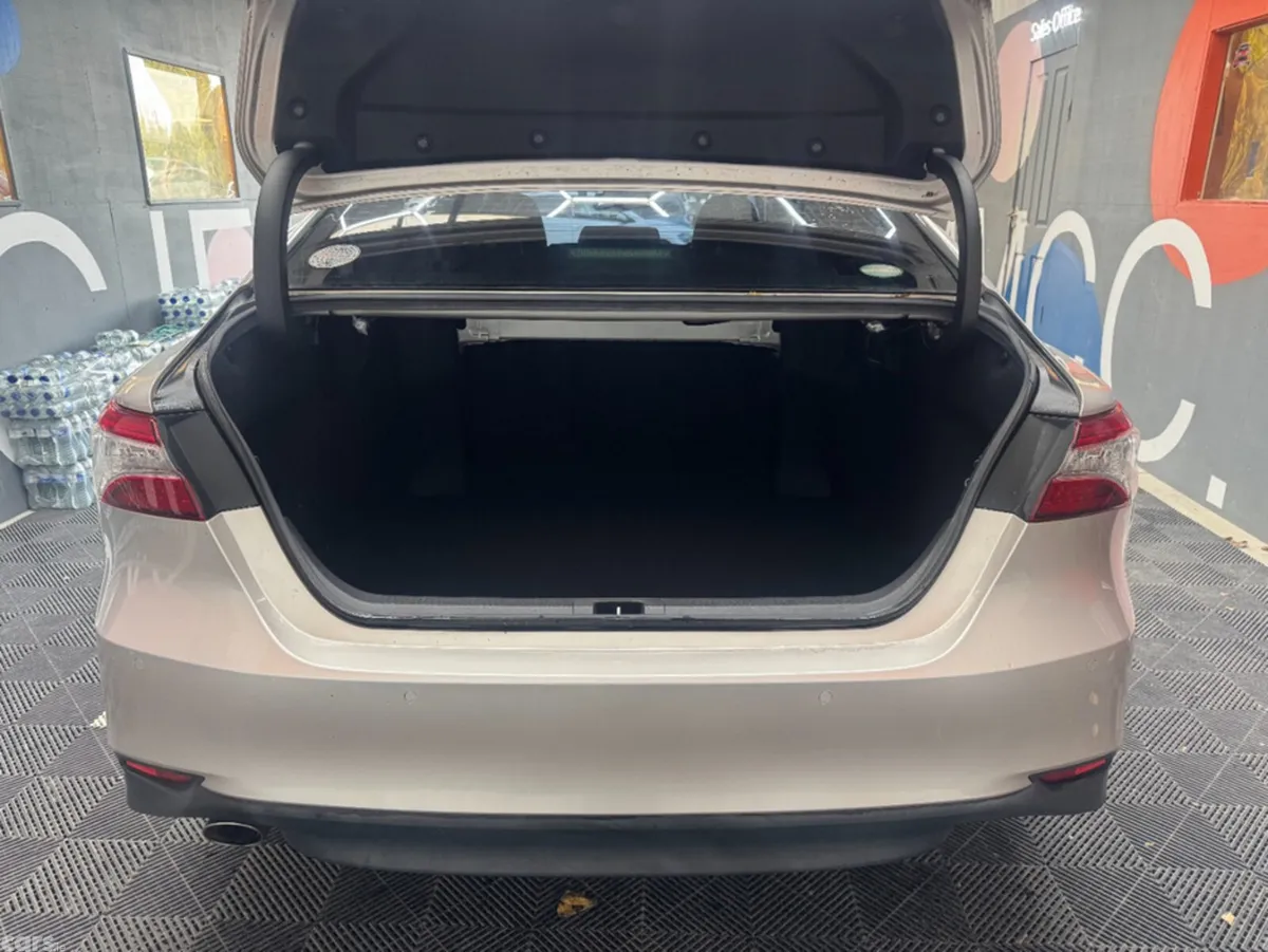 Toyota Camry Saloon, Petrol Hybrid, 2018, Silver