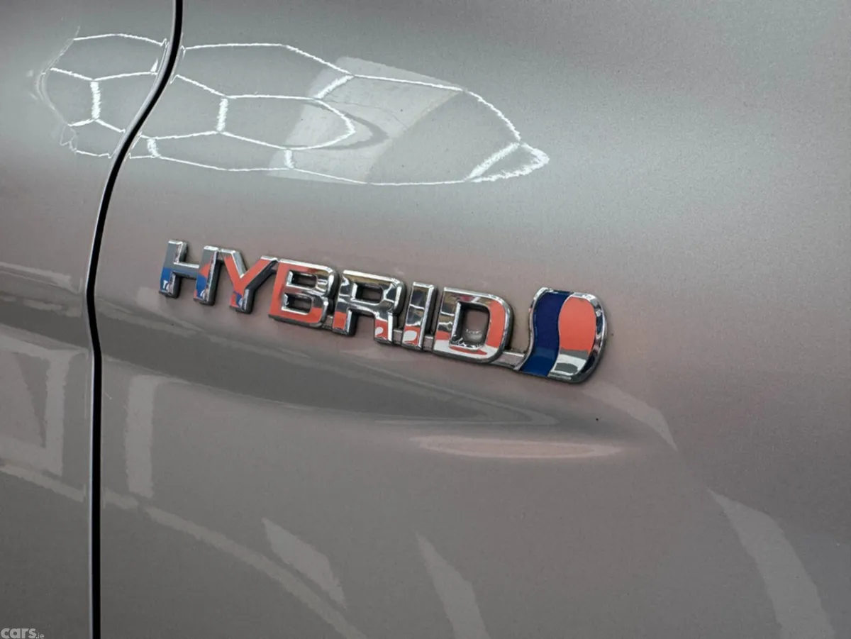 Toyota Camry Saloon, Petrol Hybrid, 2018, Silver