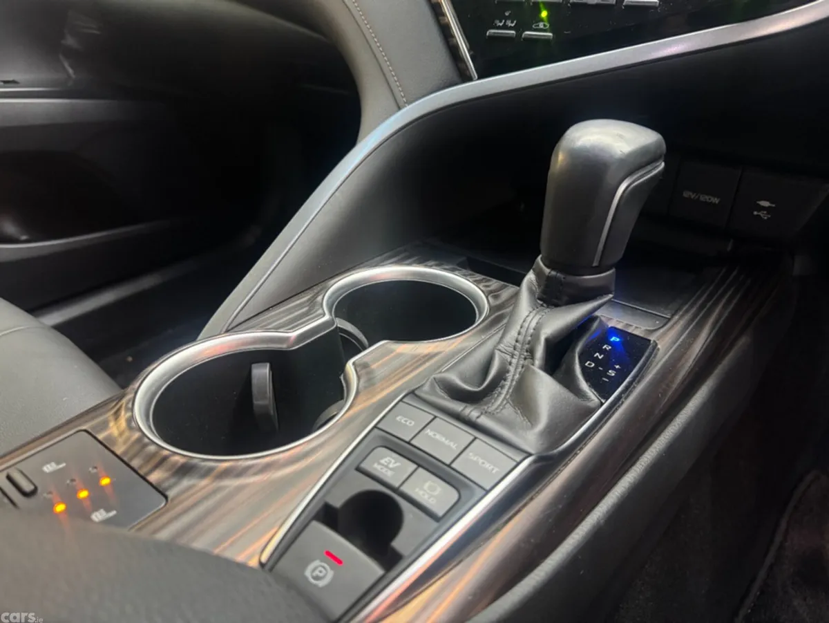 Toyota Camry Saloon, Petrol Hybrid, 2018, Silver