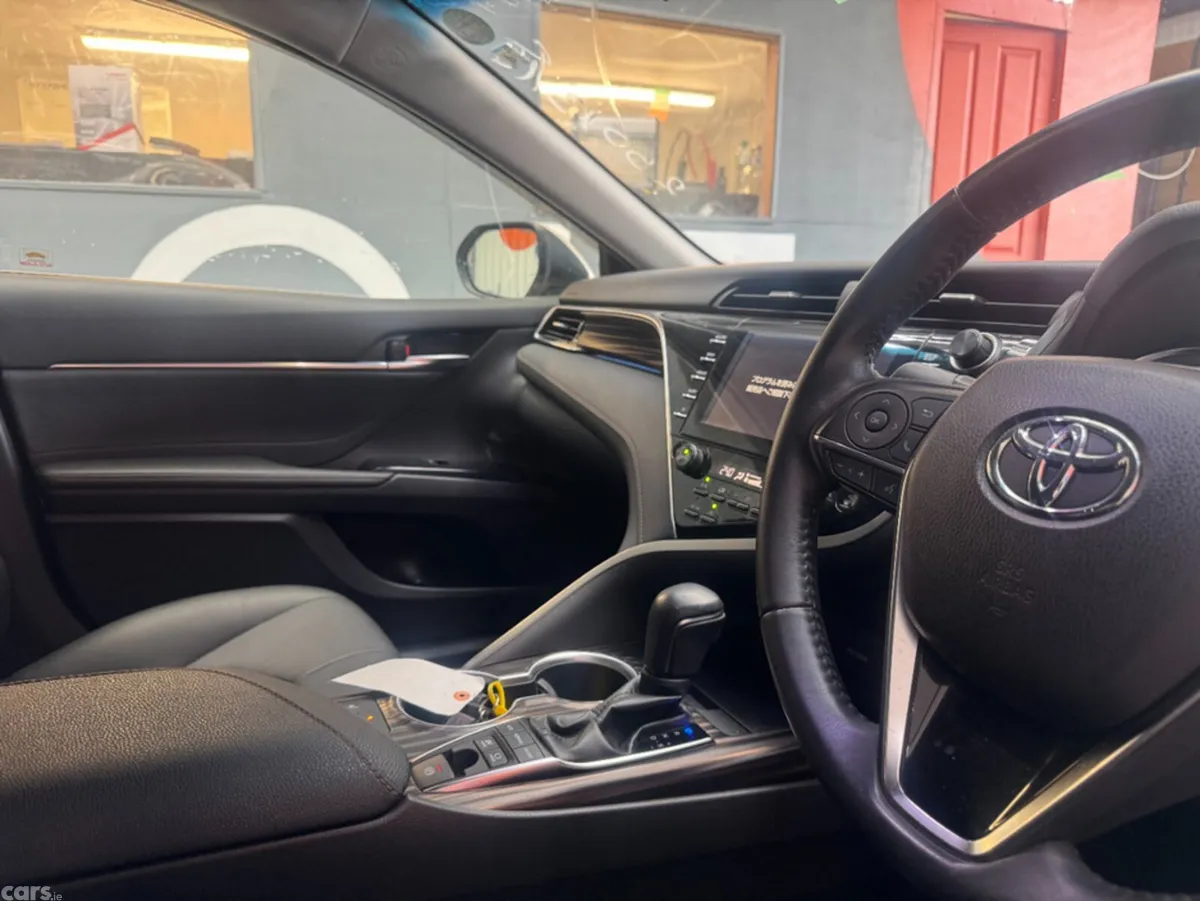 Toyota Camry Saloon, Petrol Hybrid, 2018, Silver