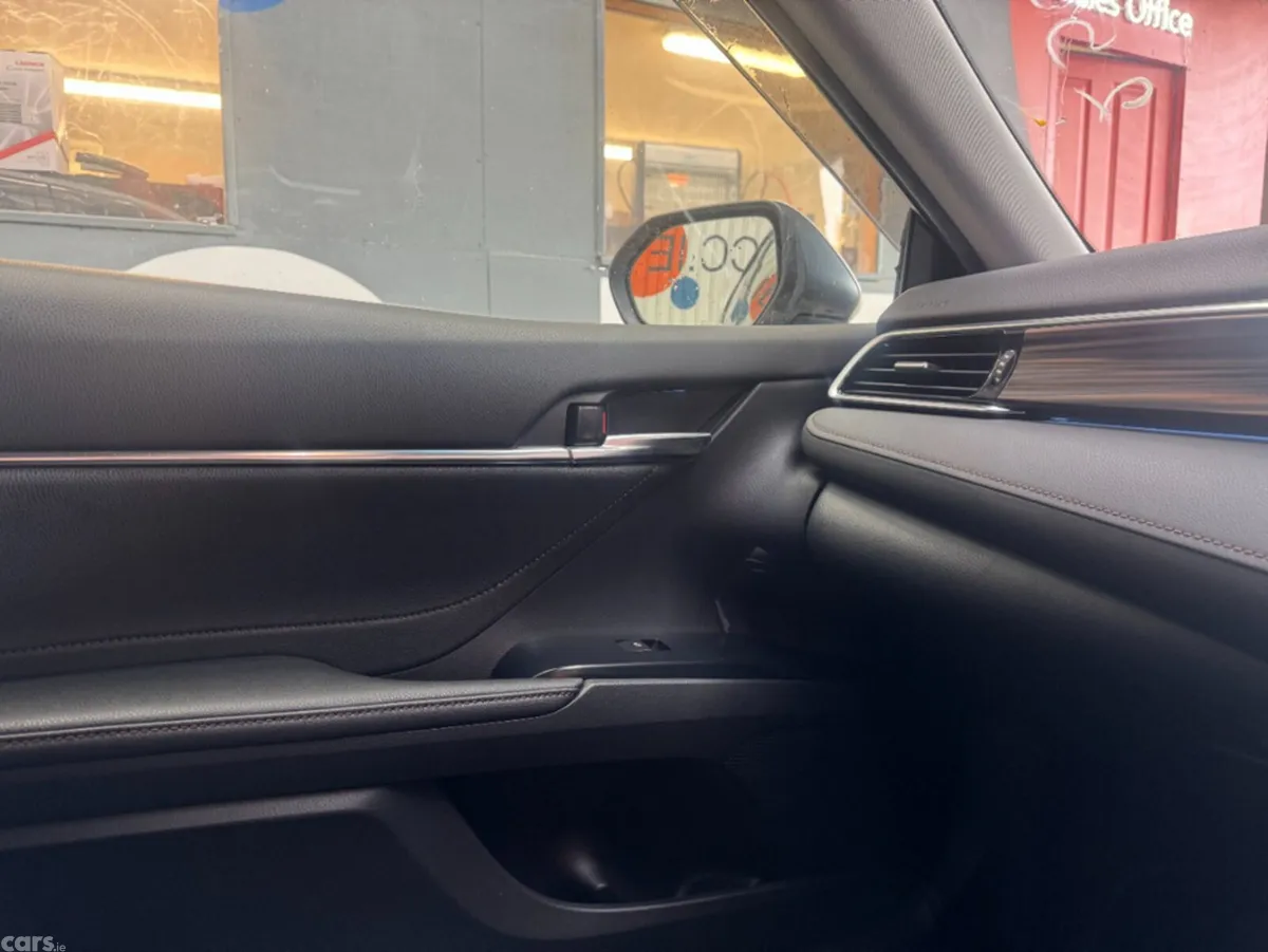 Toyota Camry Saloon, Petrol Hybrid, 2018, Silver