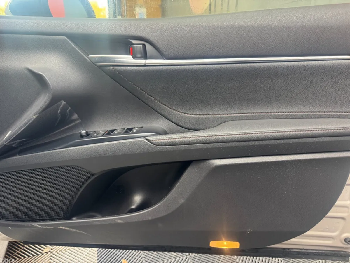 Toyota Camry Saloon, Petrol Hybrid, 2018, Silver