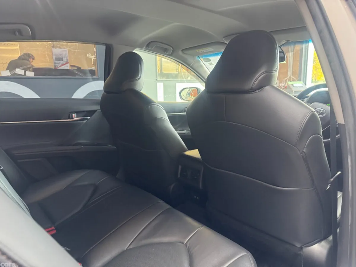 Toyota Camry Saloon, Petrol Hybrid, 2018, Silver