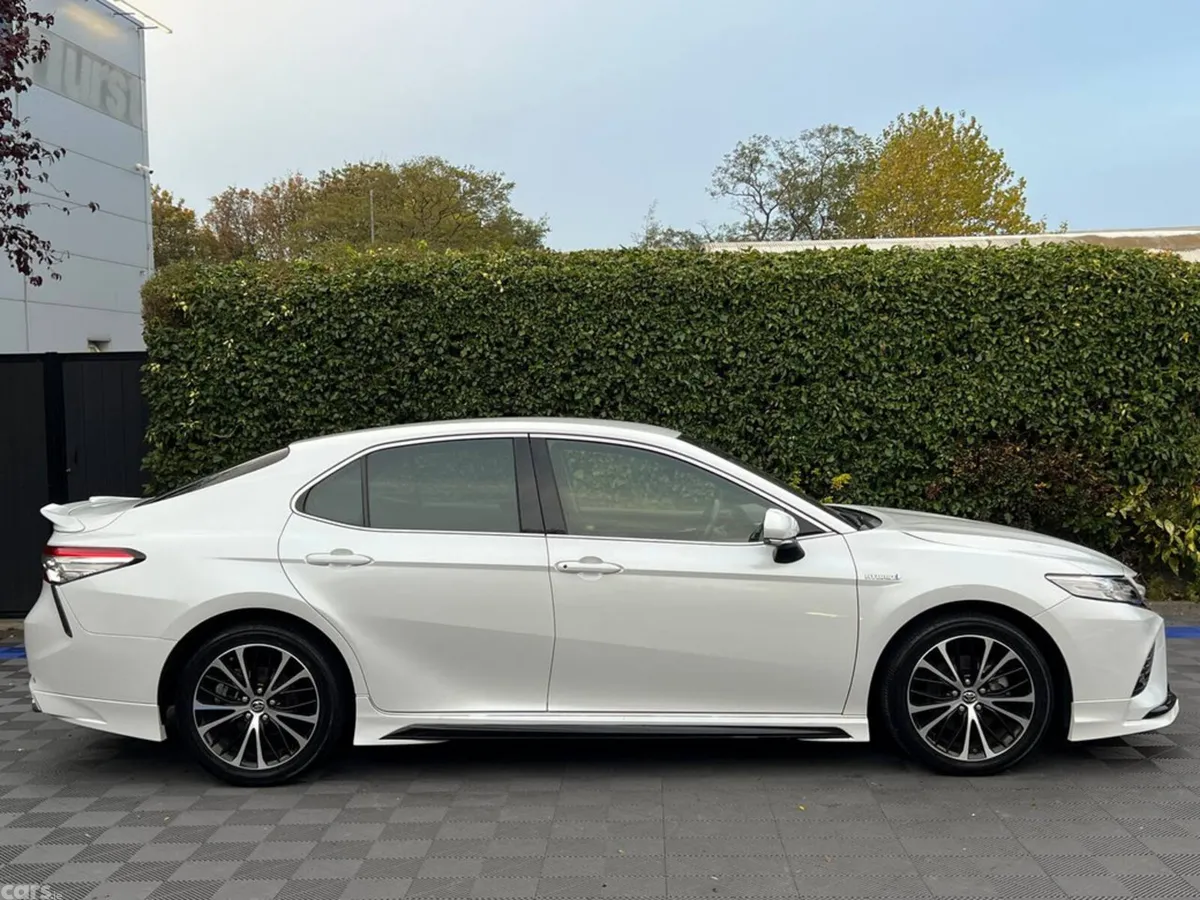 Toyota Camry Saloon, Petrol Hybrid, 2019, White