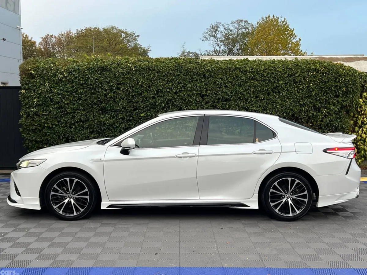 Toyota Camry Saloon, Petrol Hybrid, 2019, White