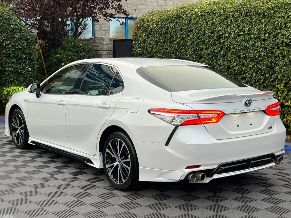 Toyota Camry Saloon, Petrol Hybrid, 2019, White