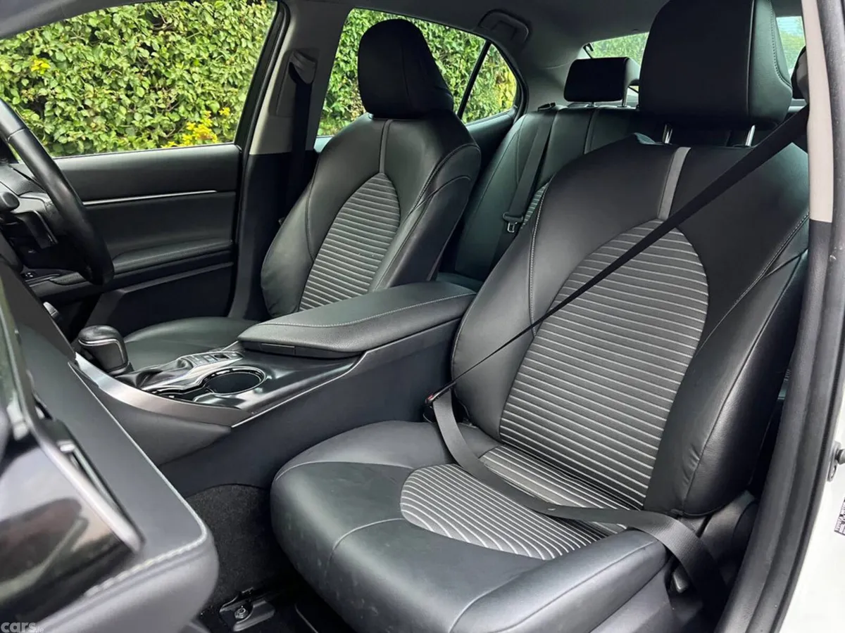 Toyota Camry Saloon, Petrol Hybrid, 2019, White