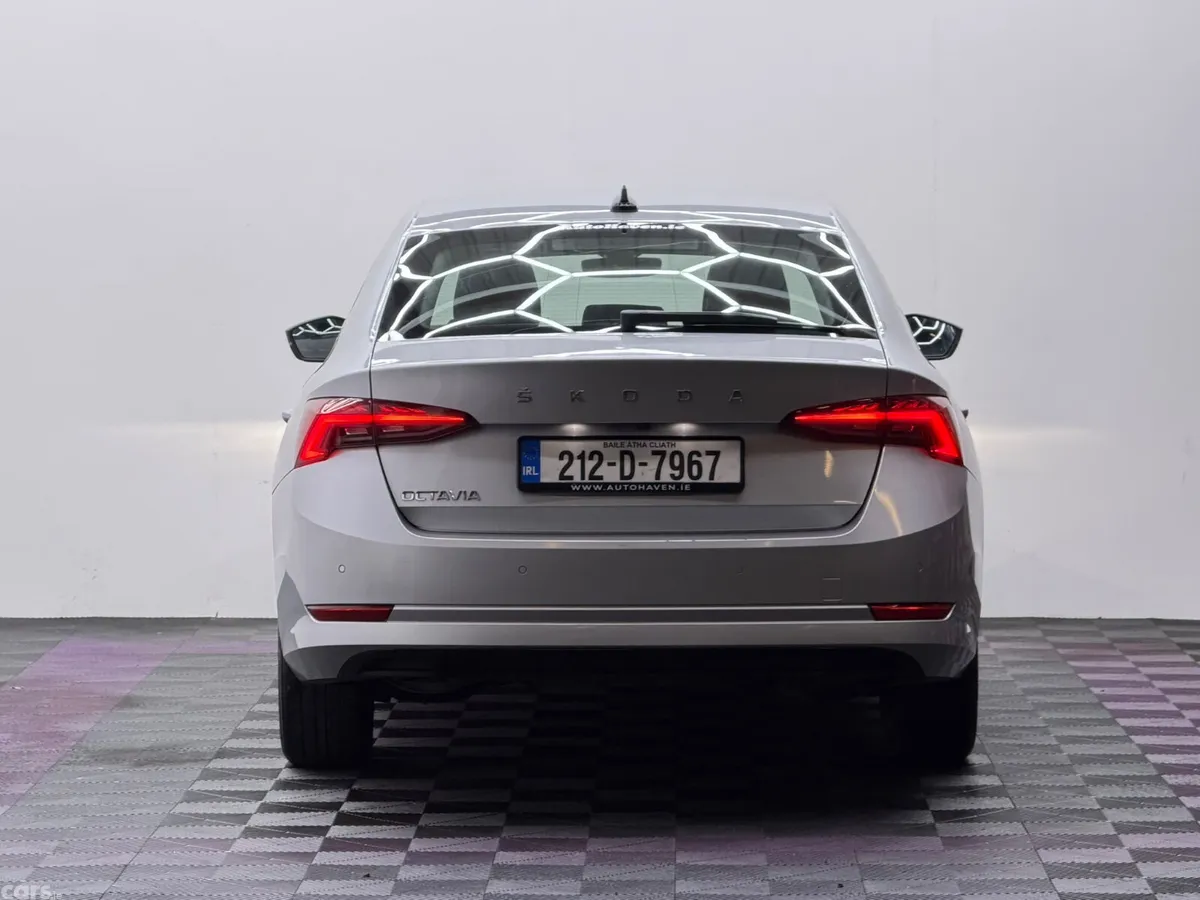 Skoda Octavia Saloon, Diesel, 2021, Grey