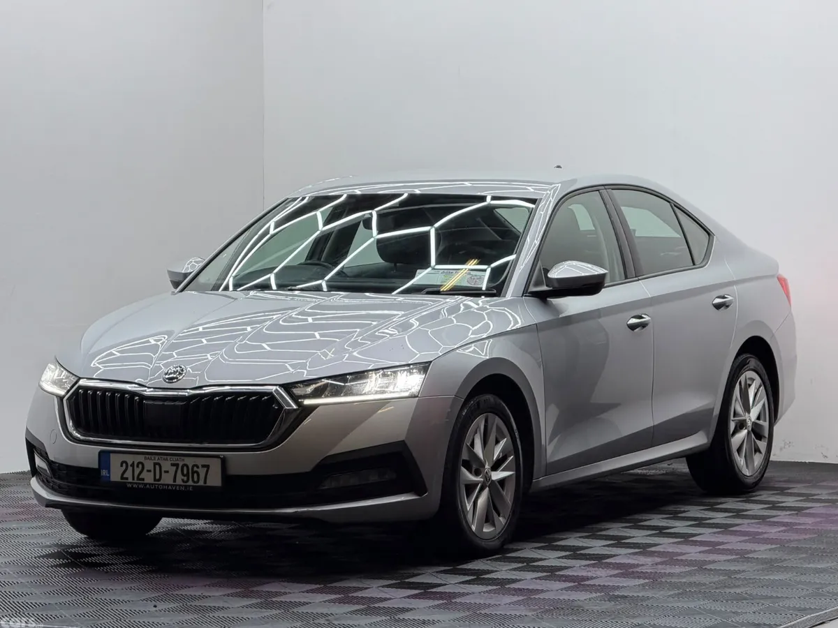 Skoda Octavia Saloon, Diesel, 2021, Grey