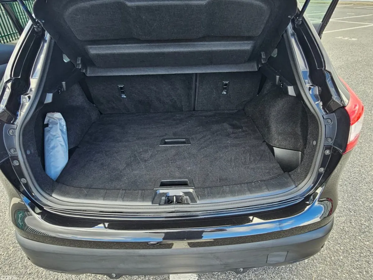 Nissan Qashqai MPV, Petrol, 2017, Black