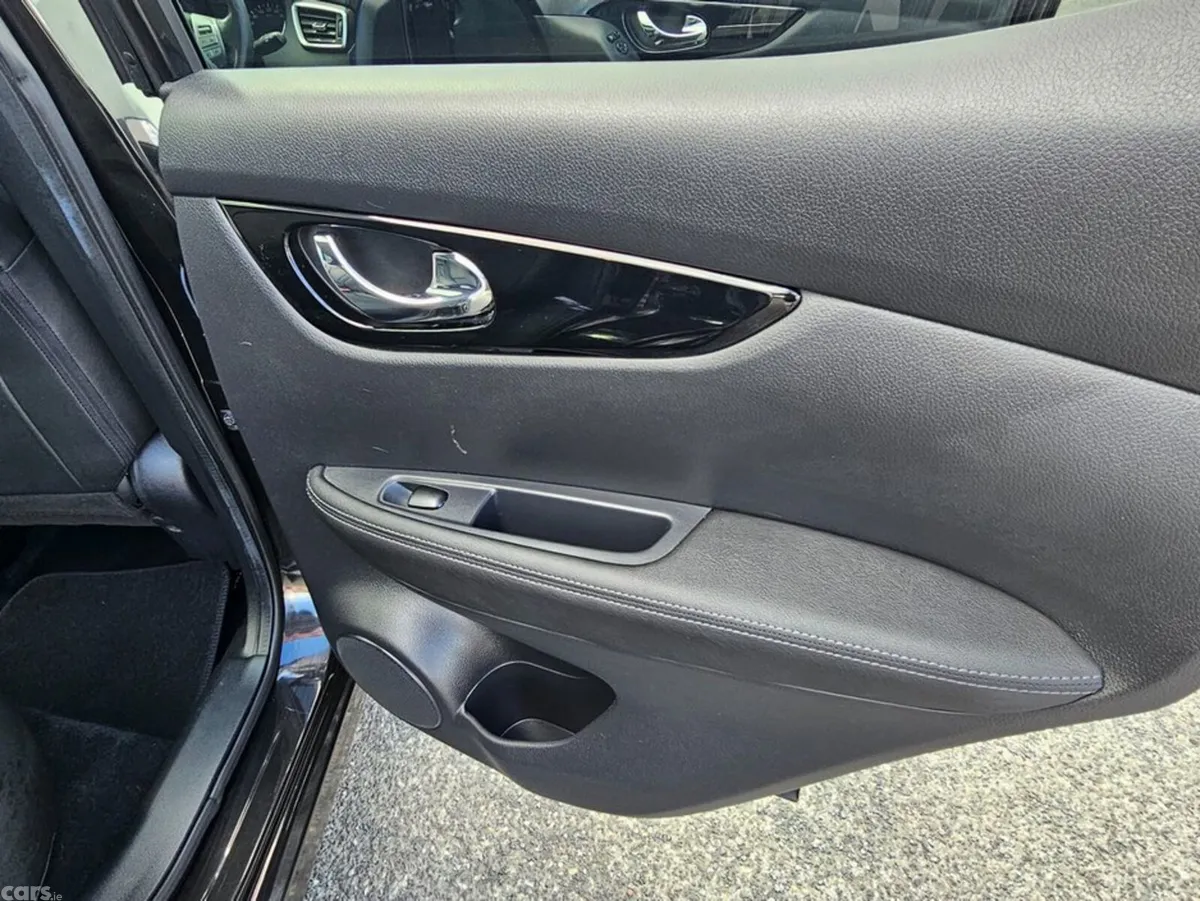 Nissan Qashqai MPV, Petrol, 2017, Black
