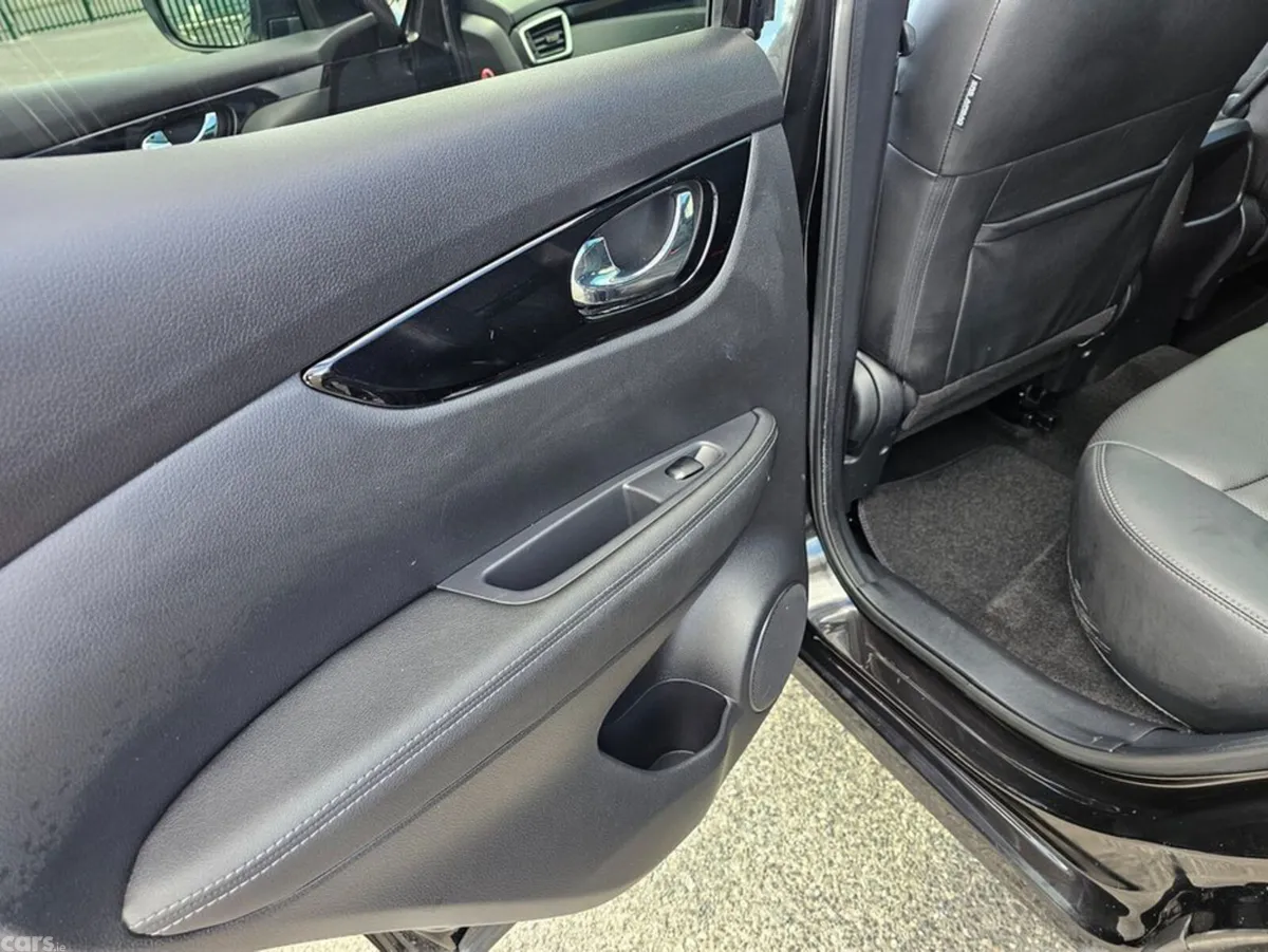 Nissan Qashqai MPV, Petrol, 2017, Black