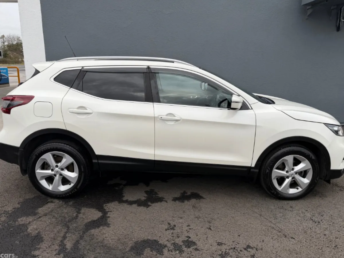 Nissan Qashqai MPV, Petrol, 2021, White