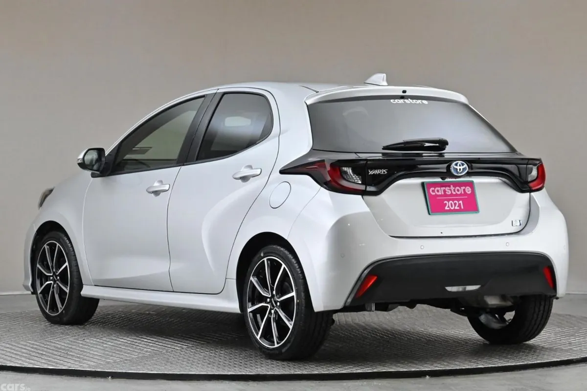 Toyota Yaris Hatchback, Petrol Hybrid, 2021, Silver