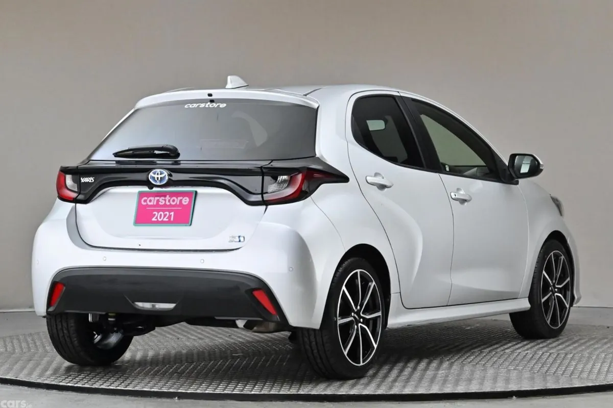 Toyota Yaris Hatchback, Petrol Hybrid, 2021, Silver