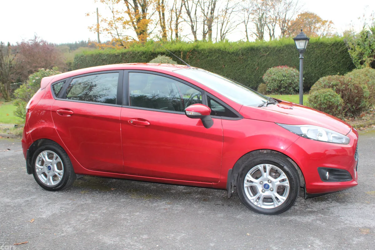 Ford Fiesta Hatchback, Petrol, 2017, Red
