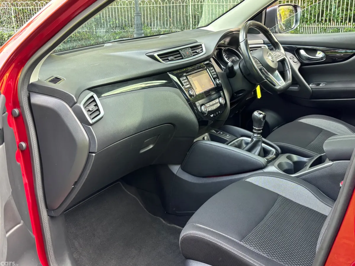 Nissan Qashqai MPV, Diesel, 2018, Red