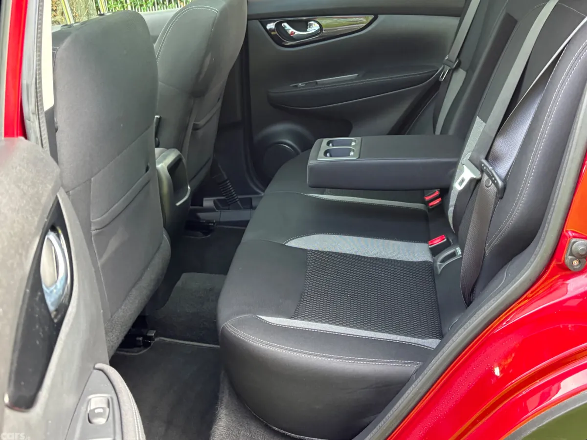 Nissan Qashqai MPV, Diesel, 2018, Red