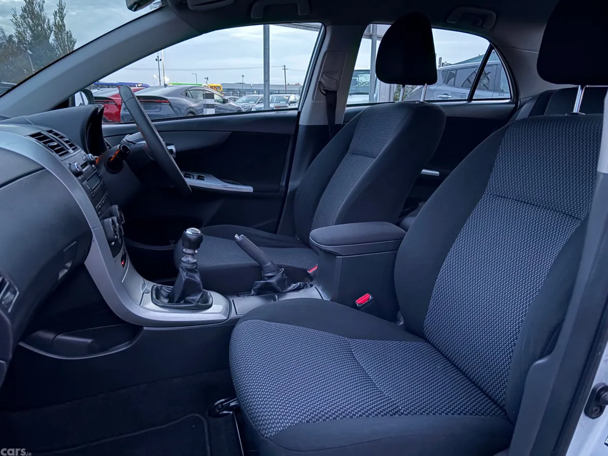 Toyota Corolla Saloon, Diesel, 2011, Silver