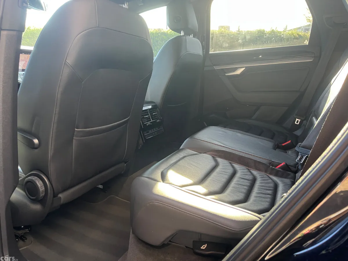 Volkswagen Touareg SUV, Diesel, 2021, Blue