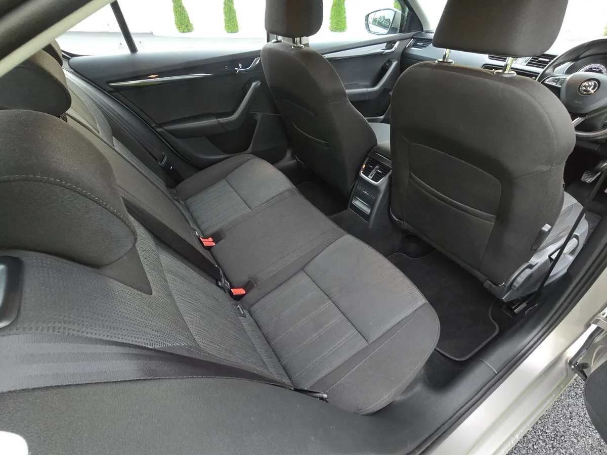 Skoda Octavia Saloon, Diesel, 2018, Grey