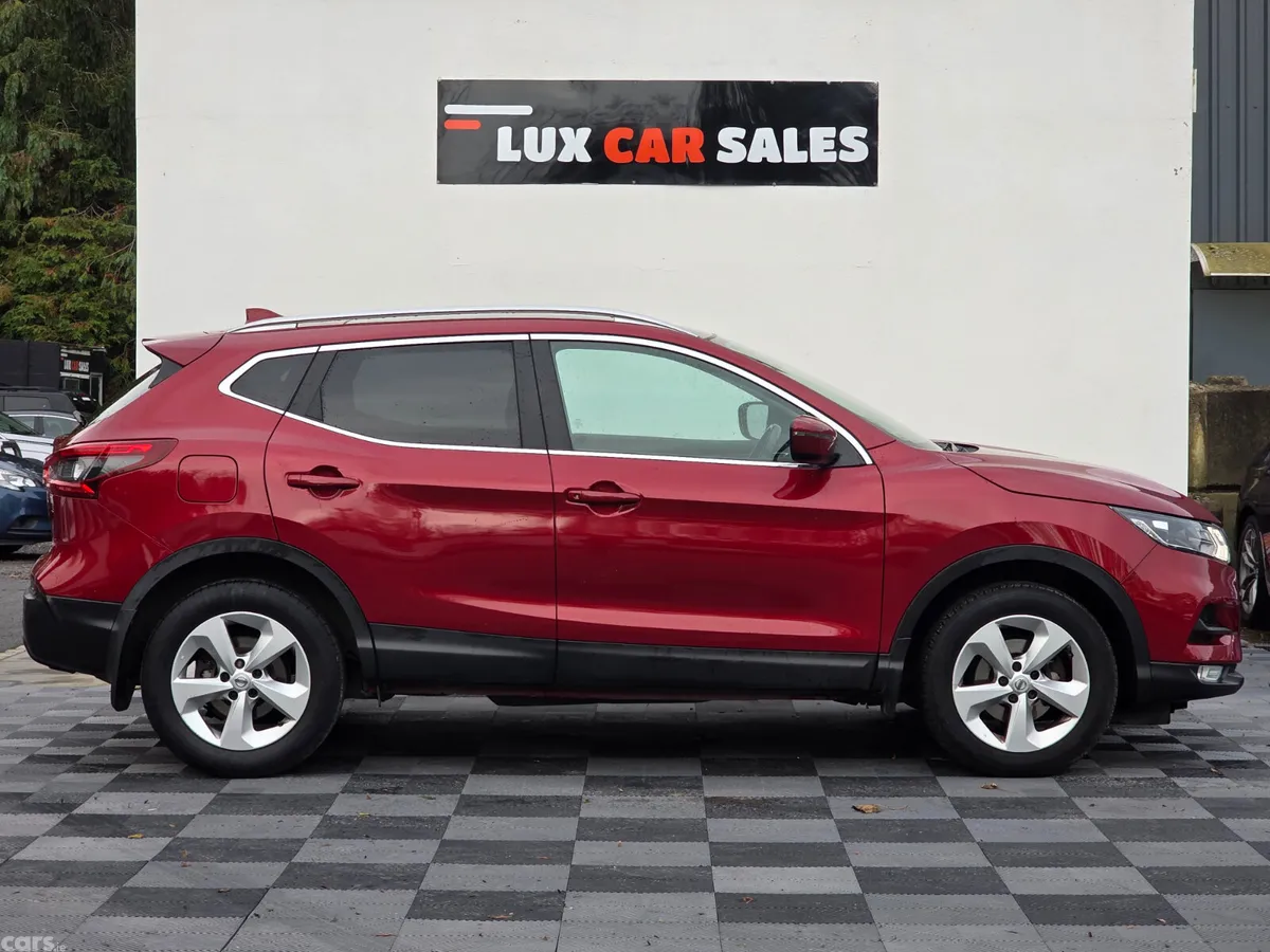 Nissan Qashqai MPV, Petrol, 2018, Red