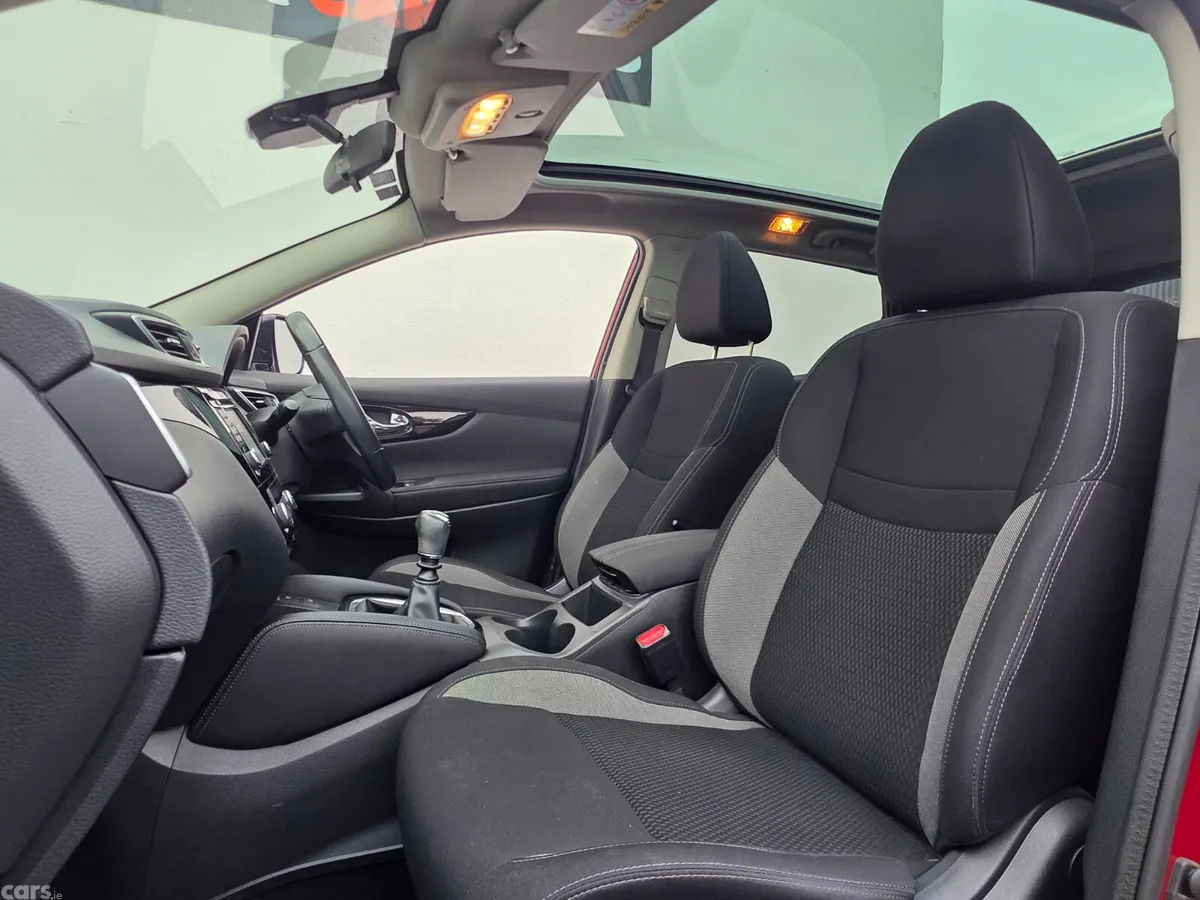 Nissan Qashqai MPV, Petrol, 2018, Red