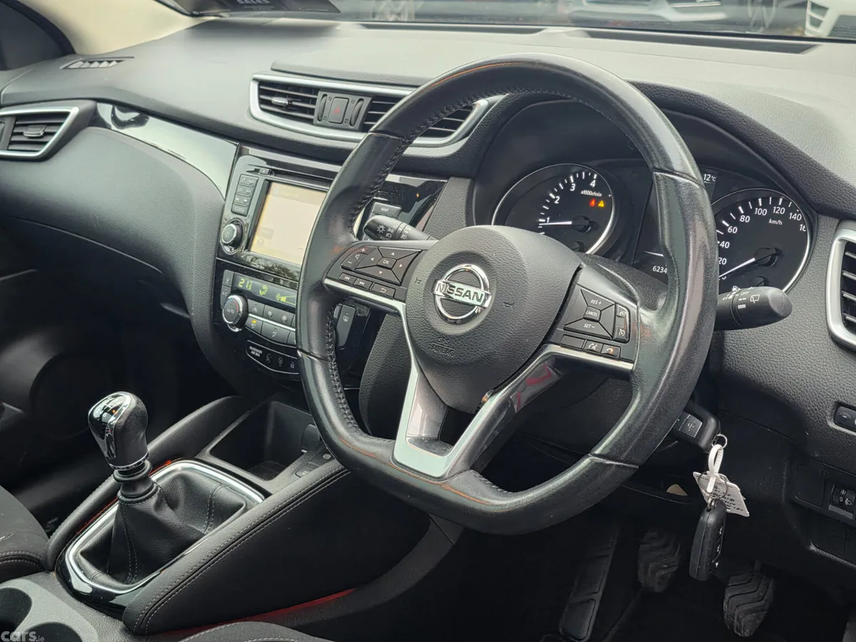 Nissan Qashqai MPV, Petrol, 2018, Red