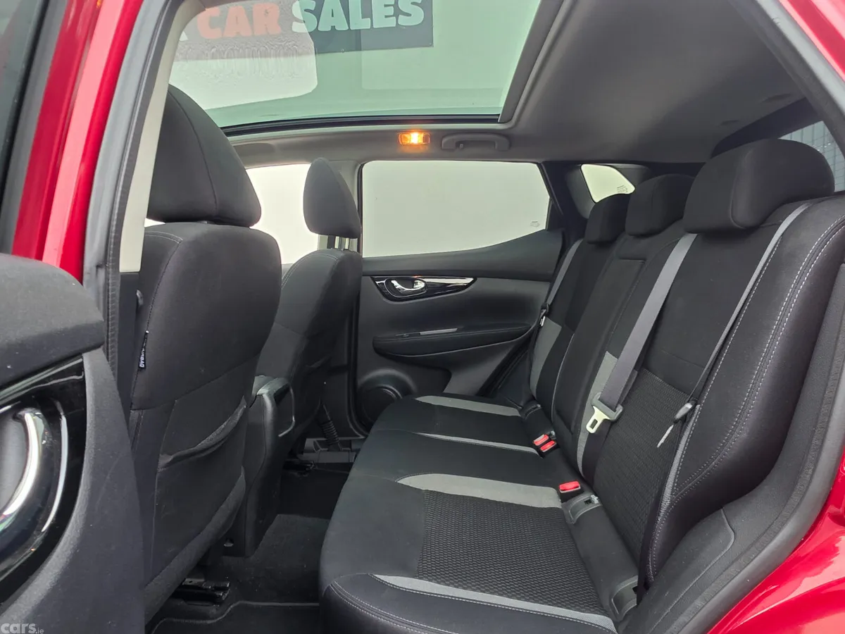 Nissan Qashqai MPV, Petrol, 2018, Red